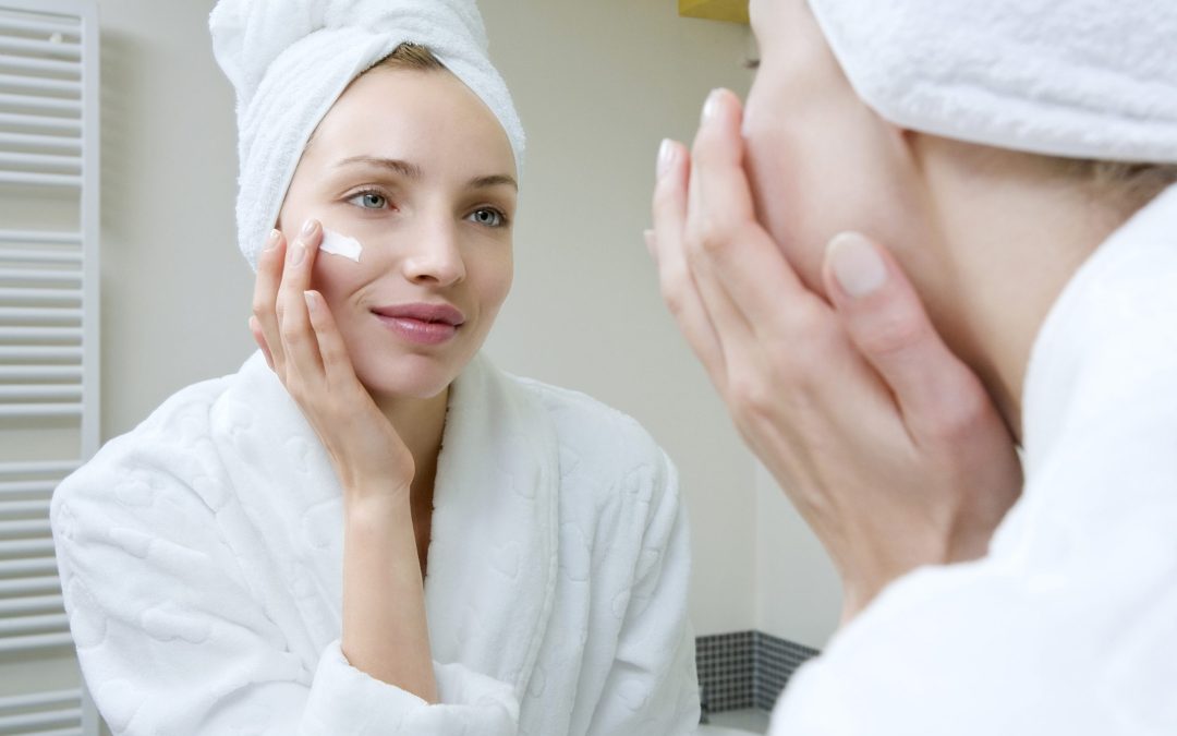 ¿Cómo se aplican los cosméticos correctamente? 6 pasos para una rutina perfecta